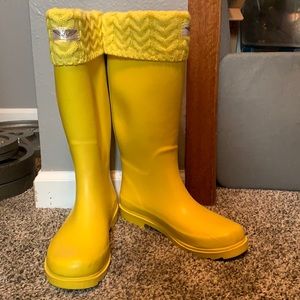 Yellow rain boots, size 8